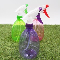 Plastikinis purkštuvas 700ml. Plastikinis purkštuvas 700ml.