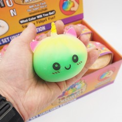 Antistresinis kamuoliukas „Vienaragio bandelė“ (Unicorn Squishy Bun)